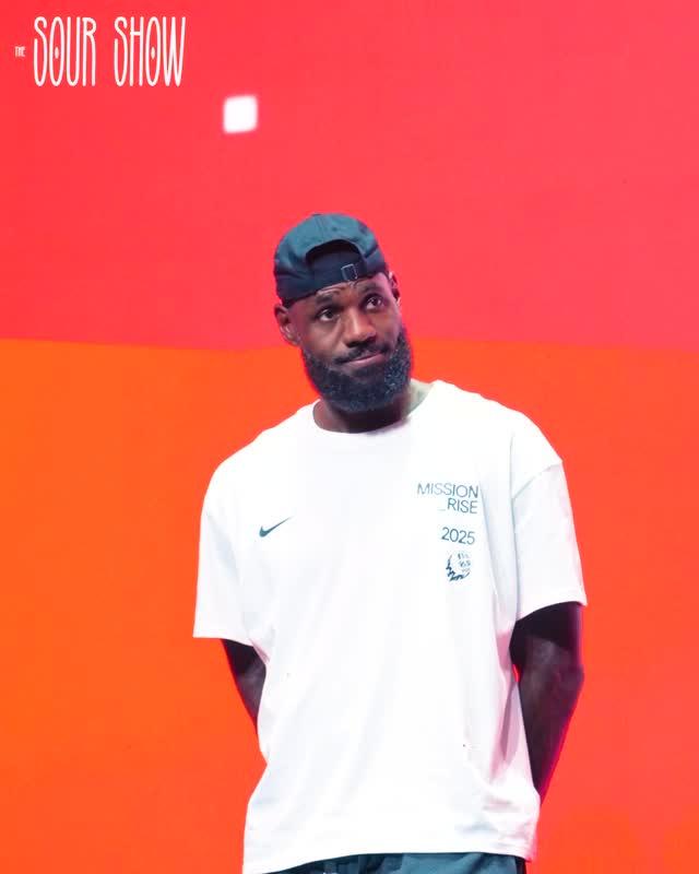 查看更多视, 一位激动的 查看更多视, 一位激动的