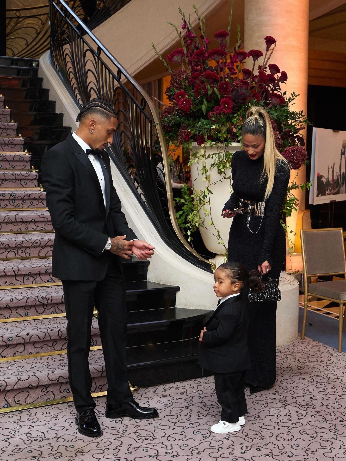 出出席颁奖, jpg