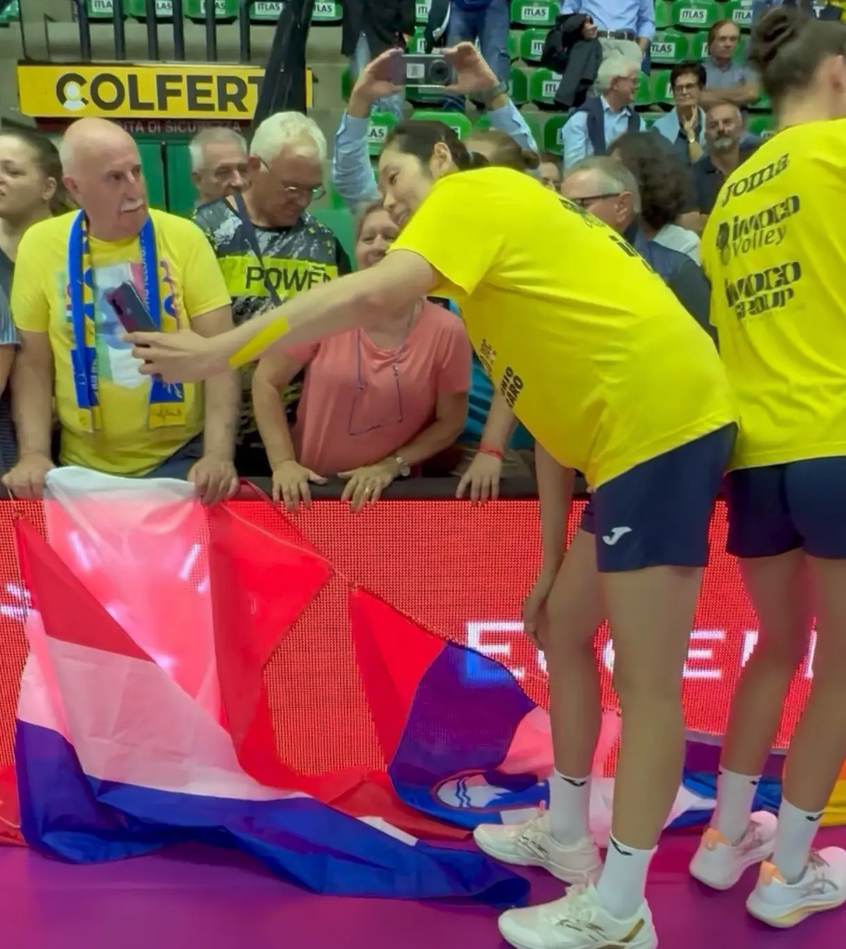 根本, NeUH, 同时在场上